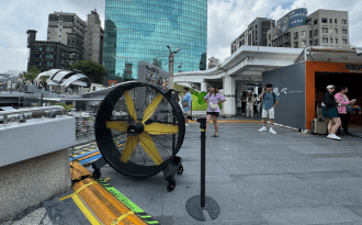 現場最吸睛的不是商品——戶外活動攤販靠移動式送風機，加分又搶眼！